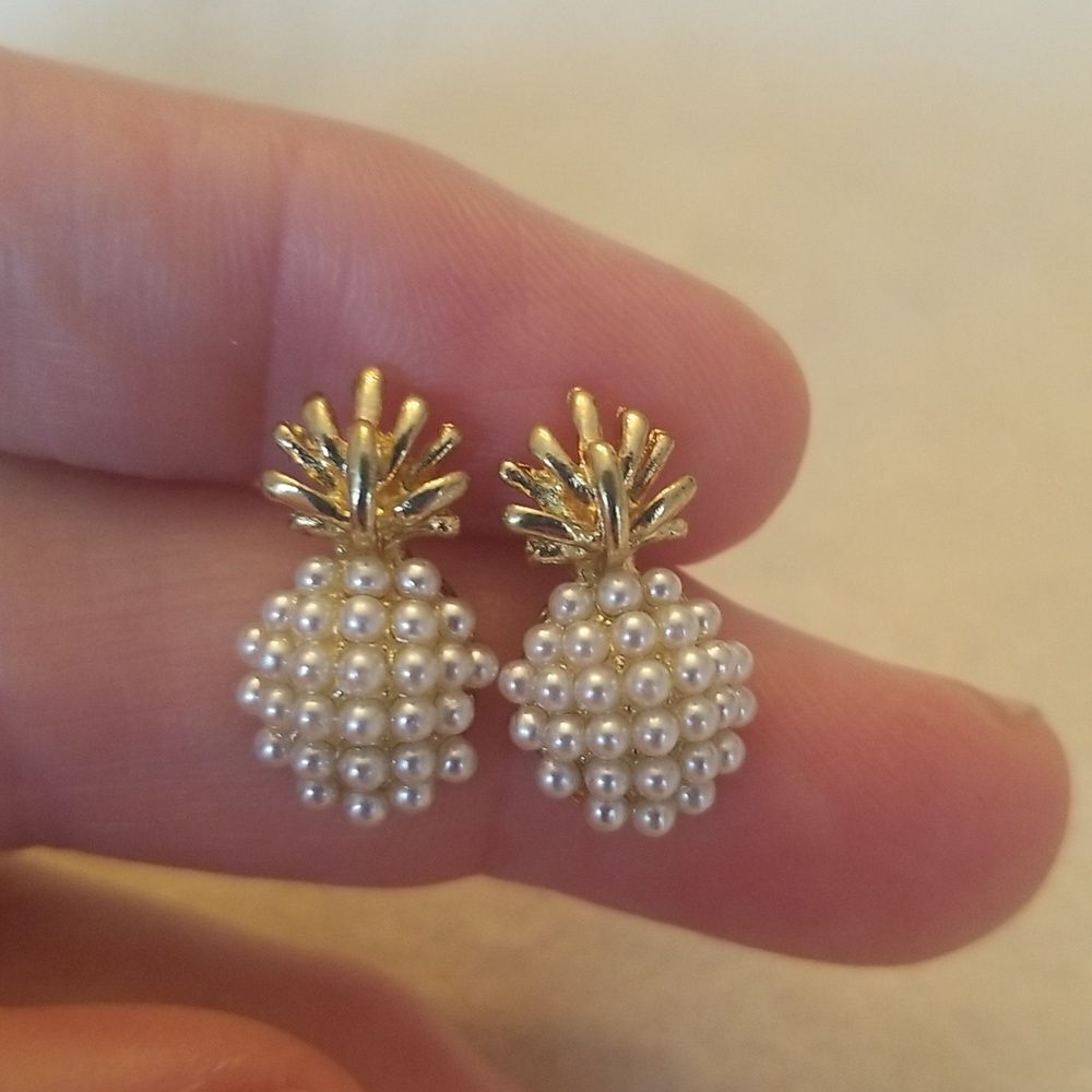 Pineapple pearl 14k gold stud earrings - Picture 2 of 7